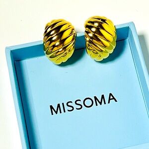 MISSOMA Elegant Ridge Gold Earrings with pouch and box